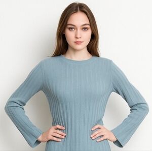 H&M bell sleeved sweater light weight size small all season excellent condition